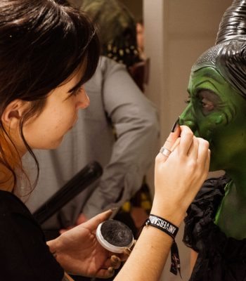 Marta en proceso de un maquillaje