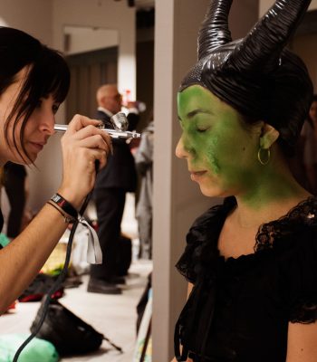 Marta en proceso de un maquillaje